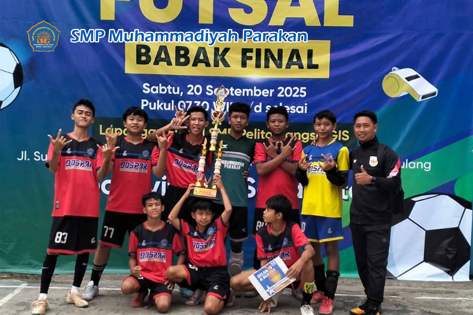 Tim olimpiade sains sedang berdiskusi di laboratorium.